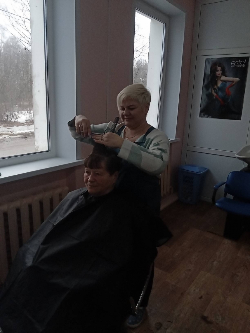 Волонтеры группы 1102 профессия «Парикмахер» на учебной практике продолжают работу по оказанию бесплатных парикмахерских услуг