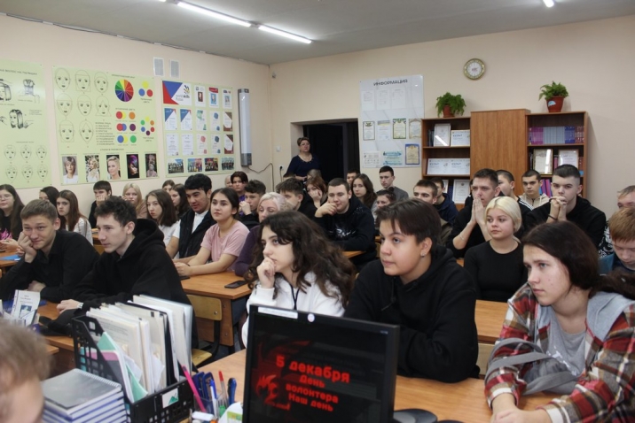 5 декабря 2023 года в ОГБПОУ «РК» СП Кораблино педагог – организатор Зайцева О.Ф. провела классный час на тему: «Волонтер – это звучит гордо!»